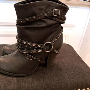 BEAUTIFUL Womens boots,Black With Rhinestones.Brand New,never Worn